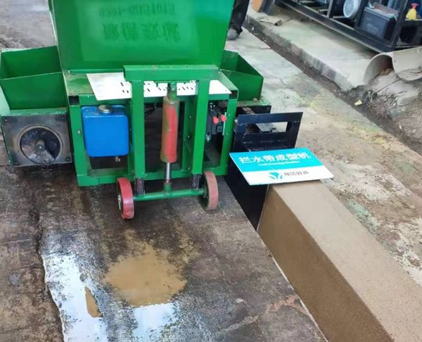 攔水帶成型機(jī)試機(jī)發(fā)貨