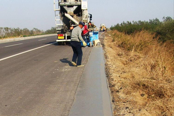 小型路緣石滑膜攤鋪機