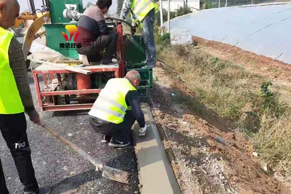 砼路肩成型機(jī)施工現(xiàn)場